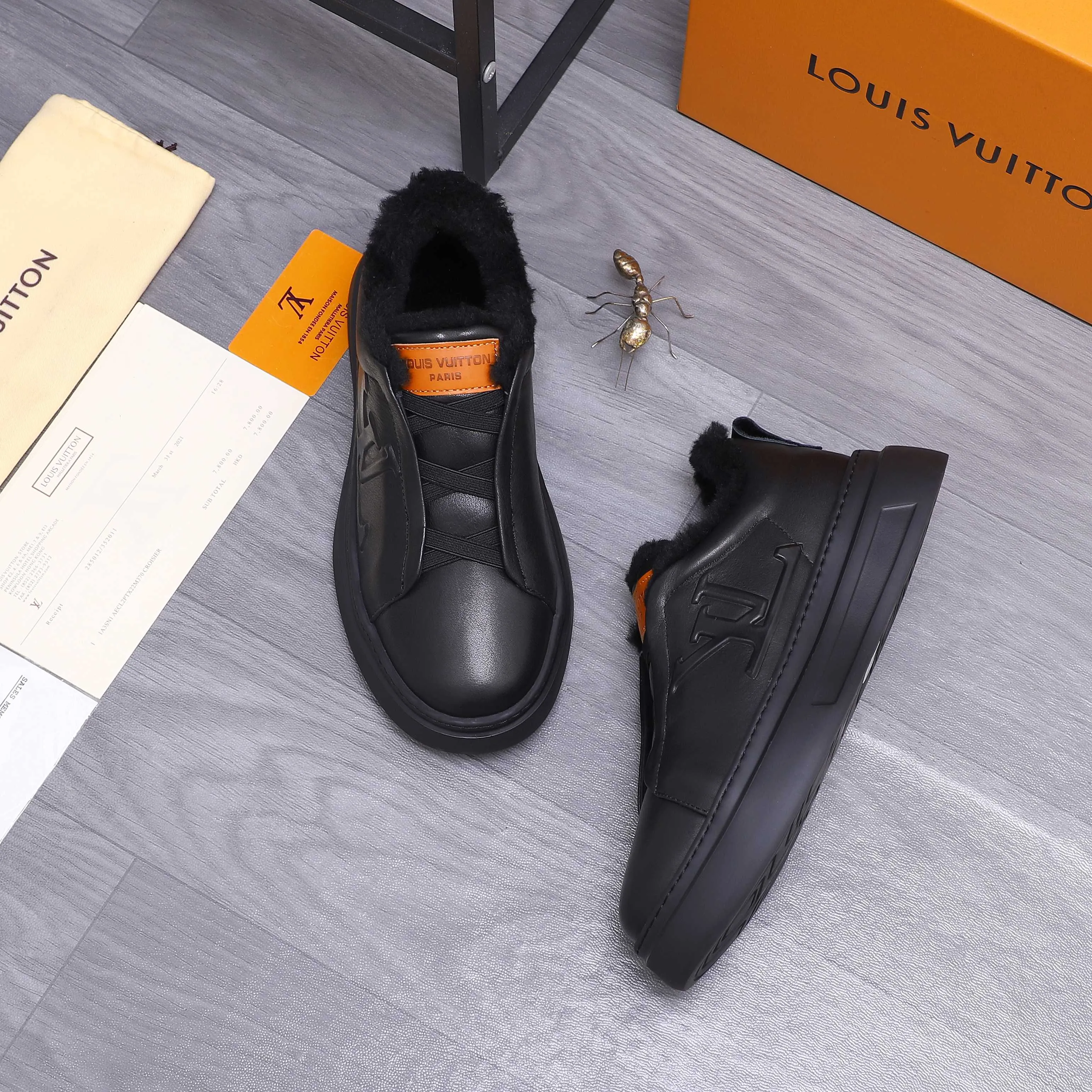 Men's shoes 💰p500 Product trademark: LV "Louis Vuitton Winter warm casual men's shoes Regular size: 38-44 Product materials: Selected high-quality cowhide upper, plush lining, rubber outsole